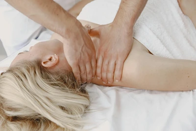 Therapeutic and osteopathy-based massage treatment for muscle tension and pain relief